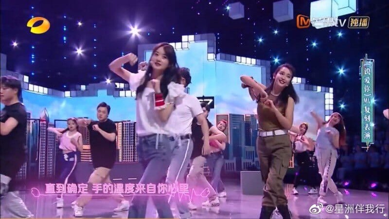 47歲李冰冰(右)上節目與小14歲趙麗穎(左)一起模仿蔡依林《說愛你》MV。 圖：翻攝微博