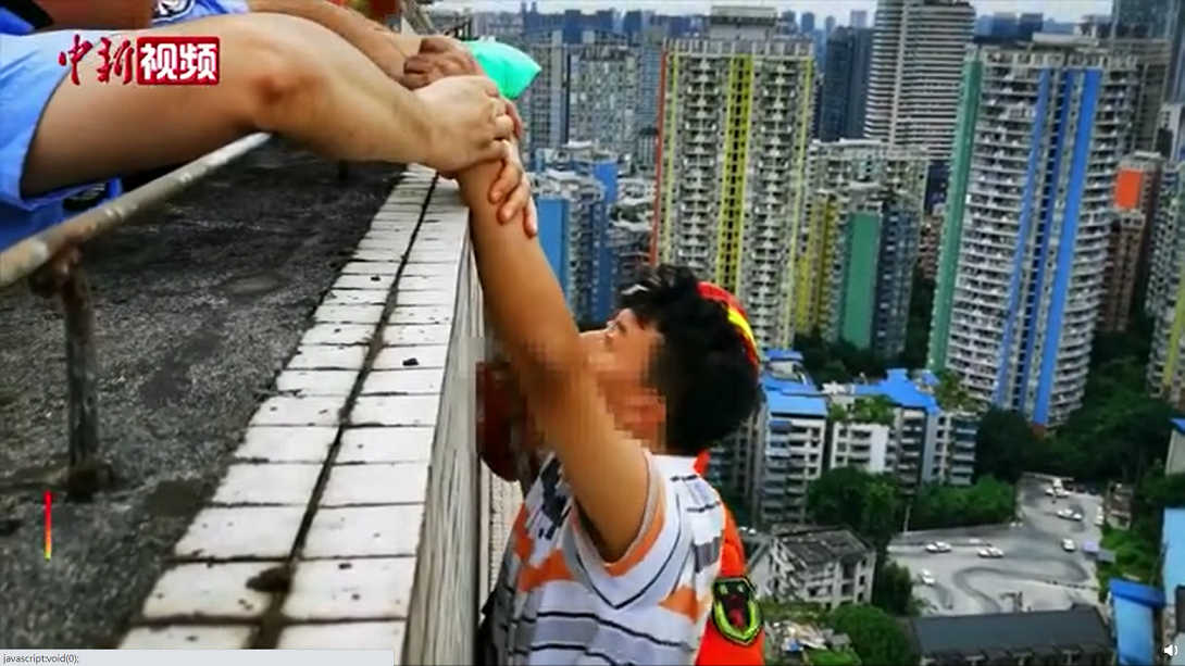 中國重慶九龍慶一社區有男子夢遊到頂樓，差點發生意外。 圖：翻攝自中國新聞網
