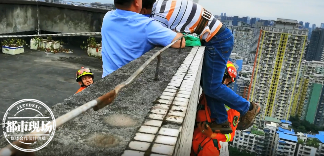 消防隊接獲民眾報案後，成功救下該男子。 圖：翻攝自都市現場