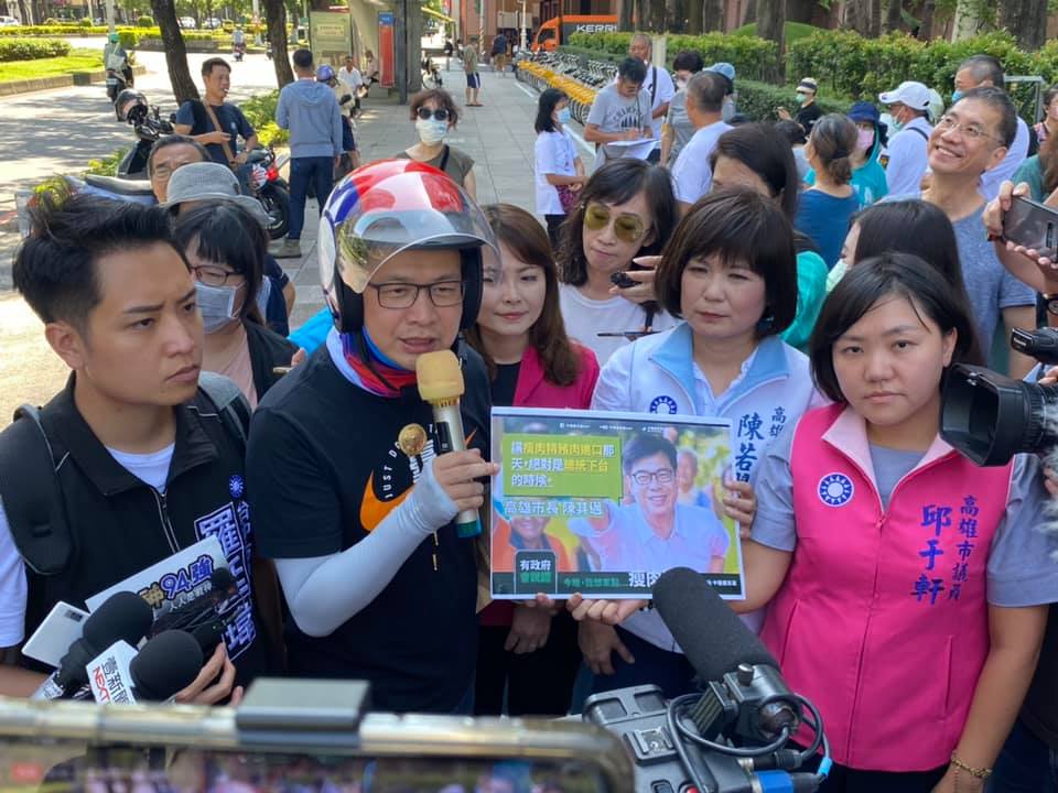 羅智強今日來到高雄市府門外，但並未見到陳其邁。 圖:羅智強臉書