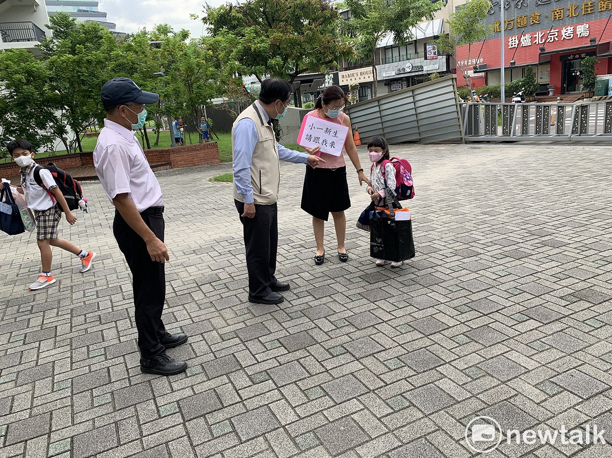今日是全國中小學開學日，台南市長黃偉哲一大早就前往新南國小「站導護」，視察校園防疫措施。 圖：黃博郎／攝