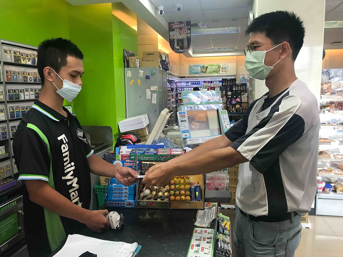 新北市節電認同券活動，推出雙重獎勵活動，只要加入會員填問券即可獲得50元超商禮券。  圖：新北市環保局／提供
