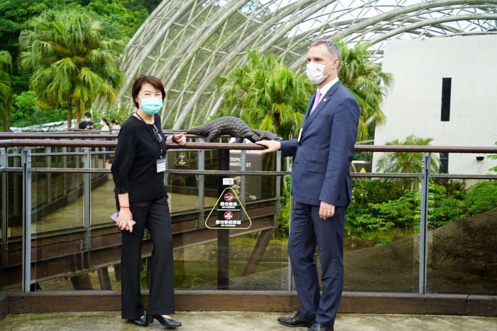 台北市副市長黃珊珊及布拉格市長賀瑞普共同參觀台北市立動物園。 圖：台北市政府 / 提供