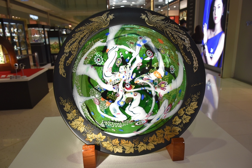 浪漫光琳「桐花與鳳凰」黃白金鑲嵌飾盤叫價台幣180萬。 圖：孫家銘/攝