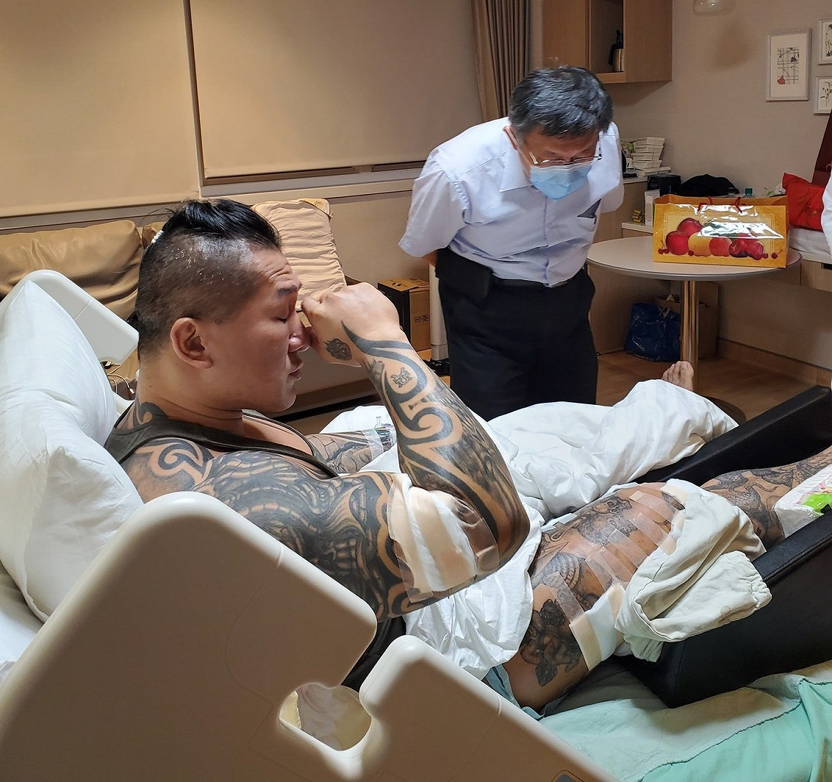 台北市長柯文哲今（31）晚前往醫院探視館長，仔細觀察傷勢。 圖：翻攝飆捍臉書