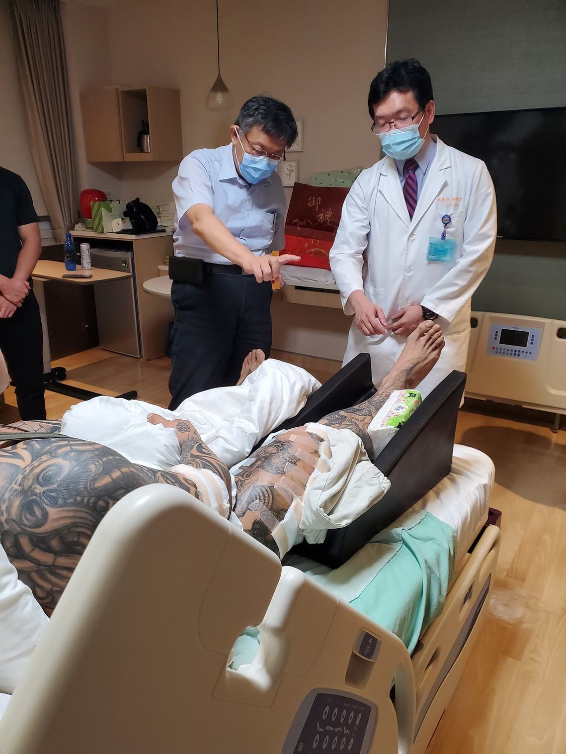 柯文哲與主治醫師討論館長病情。 圖：翻攝飆捍臉書