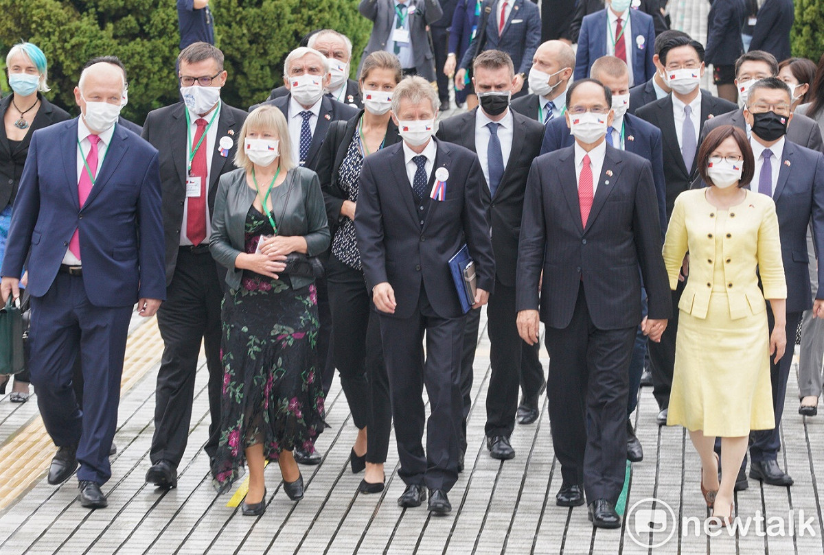 捷克參議院議長維德齊等一行人（左3）1日到立法院參訪，受到立法院長游錫堃夫婦（左2）代表立法院親自迎接。 圖：張良一／攝（資料照片）