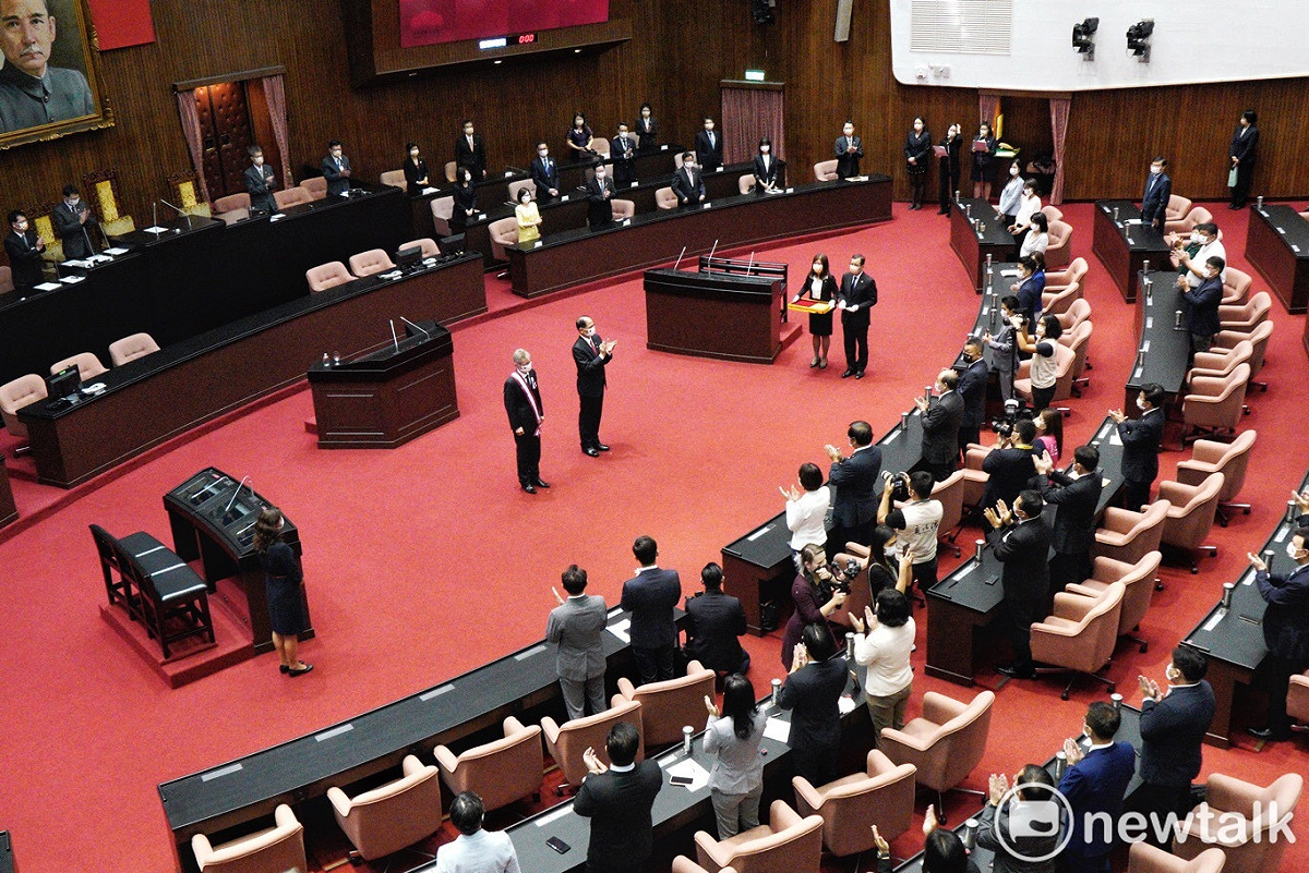 游錫堃贈送韋德齊紀念品。 圖：張良一／攝