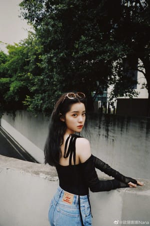 歐陽娜娜日前出席活動貼出現場精修照。