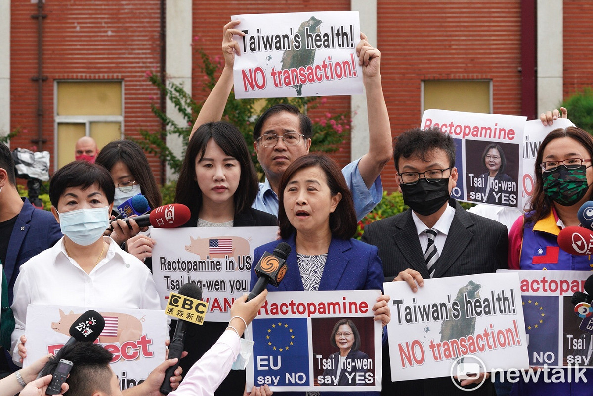 捷克訪團今參訪立法院，國民黨立委議場外喊「拒絕瘦肉精」。 圖：張良一/攝