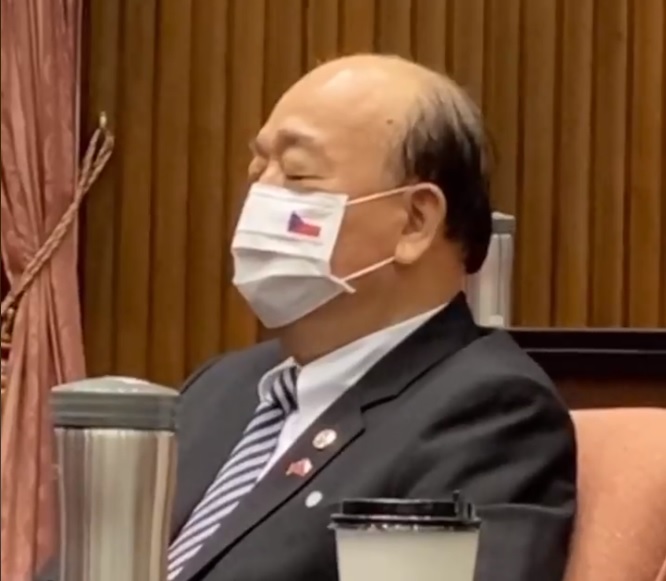 捷克參議院議長韋德齊今(1)早拜訪立院，並發表演說，立委何志偉透露，國民黨立委吳斯懷在場也聽的「悠然神往連連點頭」。 圖:翻攝自何志偉臉書