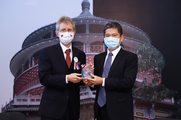 捷克參訪團與文化部交流尾聲，雙方互贈禮物，為台捷雙方藝術文化交流留下見證。 圖：文化部/提供