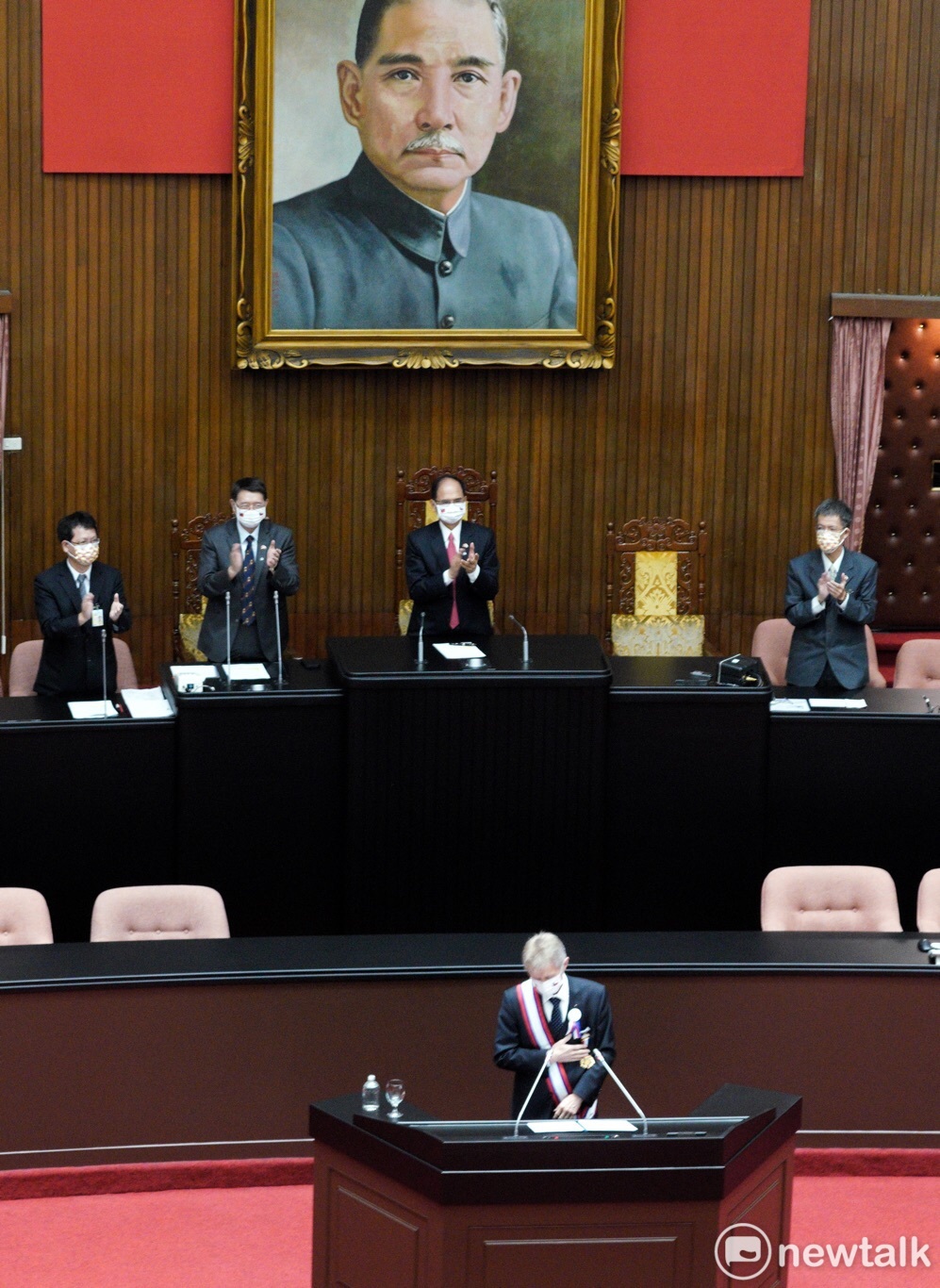 韋德齊說出「我是一個台灣人」，全場起立鼓掌歡呼。 圖：張良一／攝
