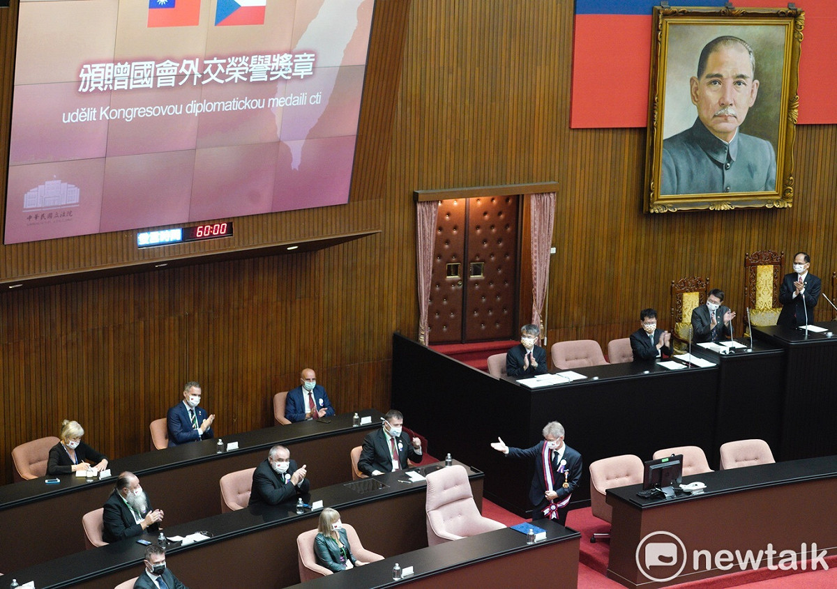 韋德齊介紹來訪的捷克參議員，為了分流，捷克團坐在議場左側。 圖：張良一／攝