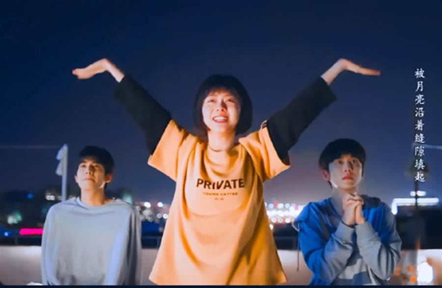 譚松韻在《以家人之名》對著流星大喊「媽媽，我在這裡，看見我了嗎」，這一幕讓不少網友看了淚崩。 圖：翻攝自微博