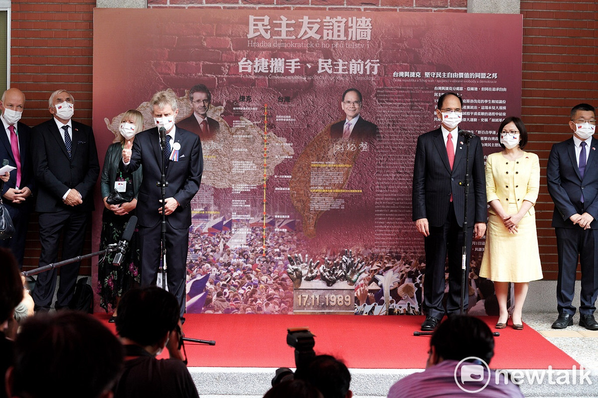 兩國代表在象徵台捷交好的「民主友誼牆」前合照。 圖：張良一／攝
