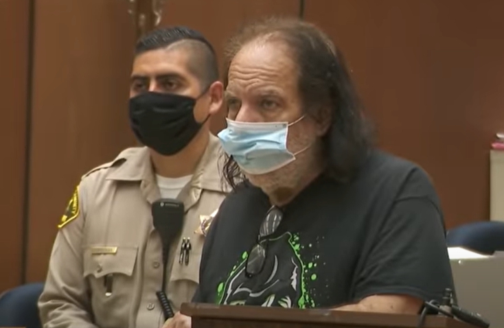 美國成人片男星羅恩・傑若米（Ron Jeremy）近日因性侵罪名遭到起訴。 圖：翻攝自Youtube
