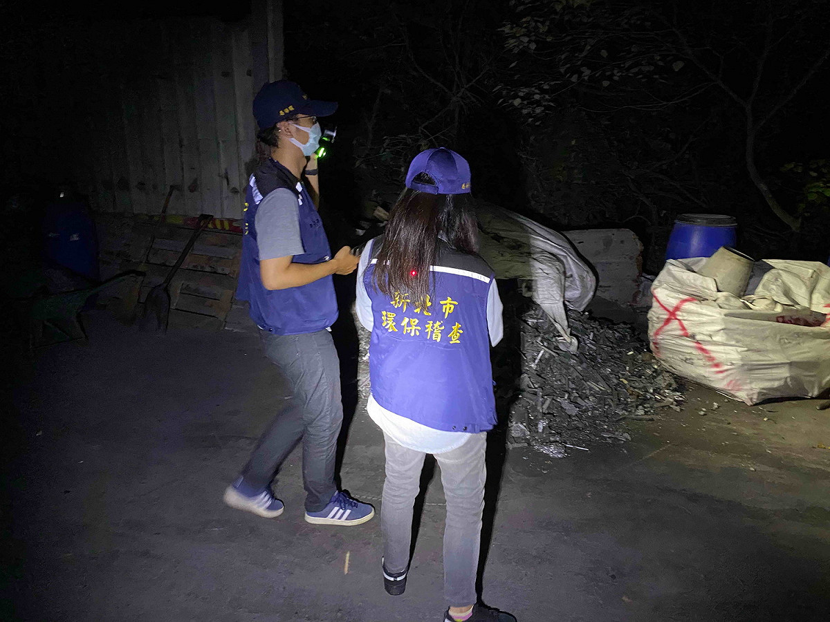 新北環境稽查重案組運用紅外線熱顯像空拍機經數周蹲點蒐證會同林口分局警方，破獲違法煉鋁廠。  圖：新北市環保局提供