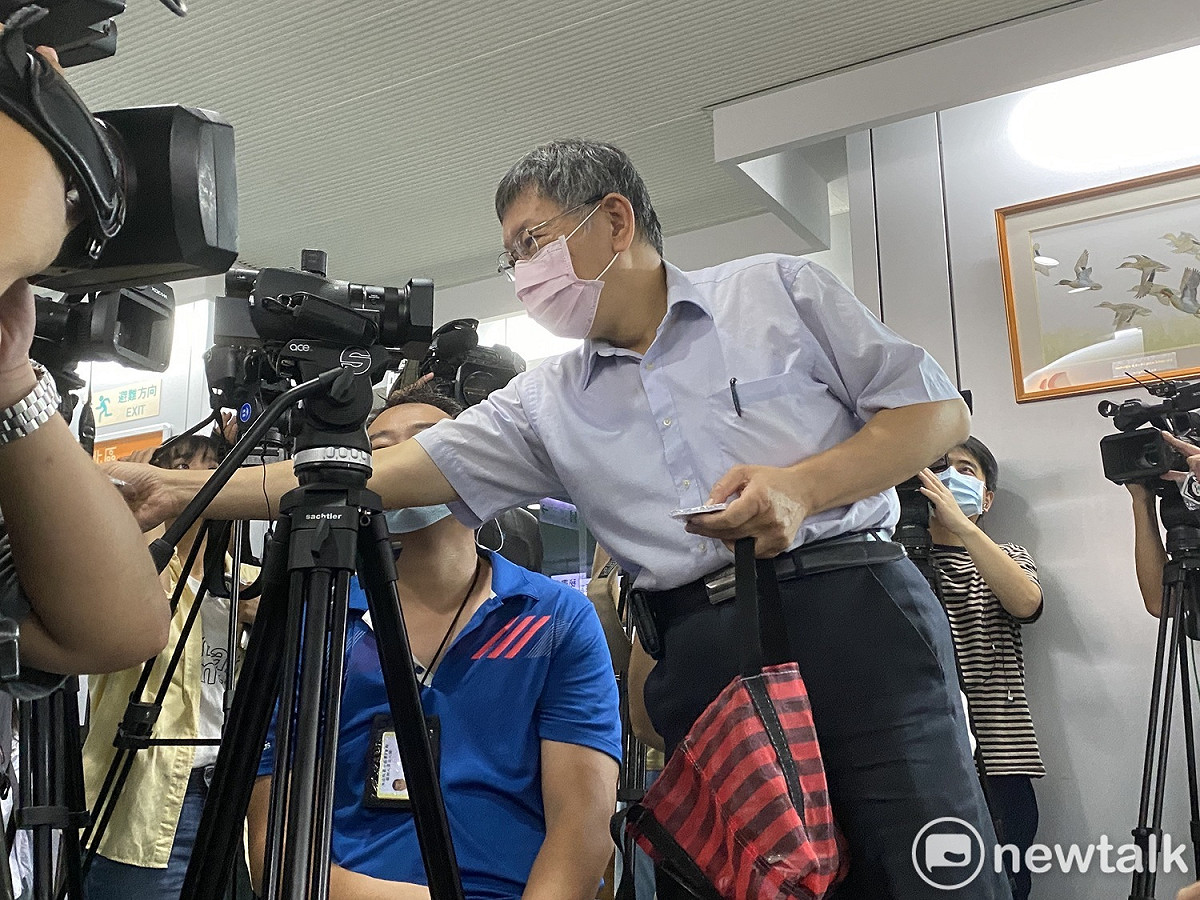 台北市長柯文哲準備北市吉祥物「熊讚」周邊商品送給現場媒體，並祝賀記者節快樂。 圖：周煊惠／攝
