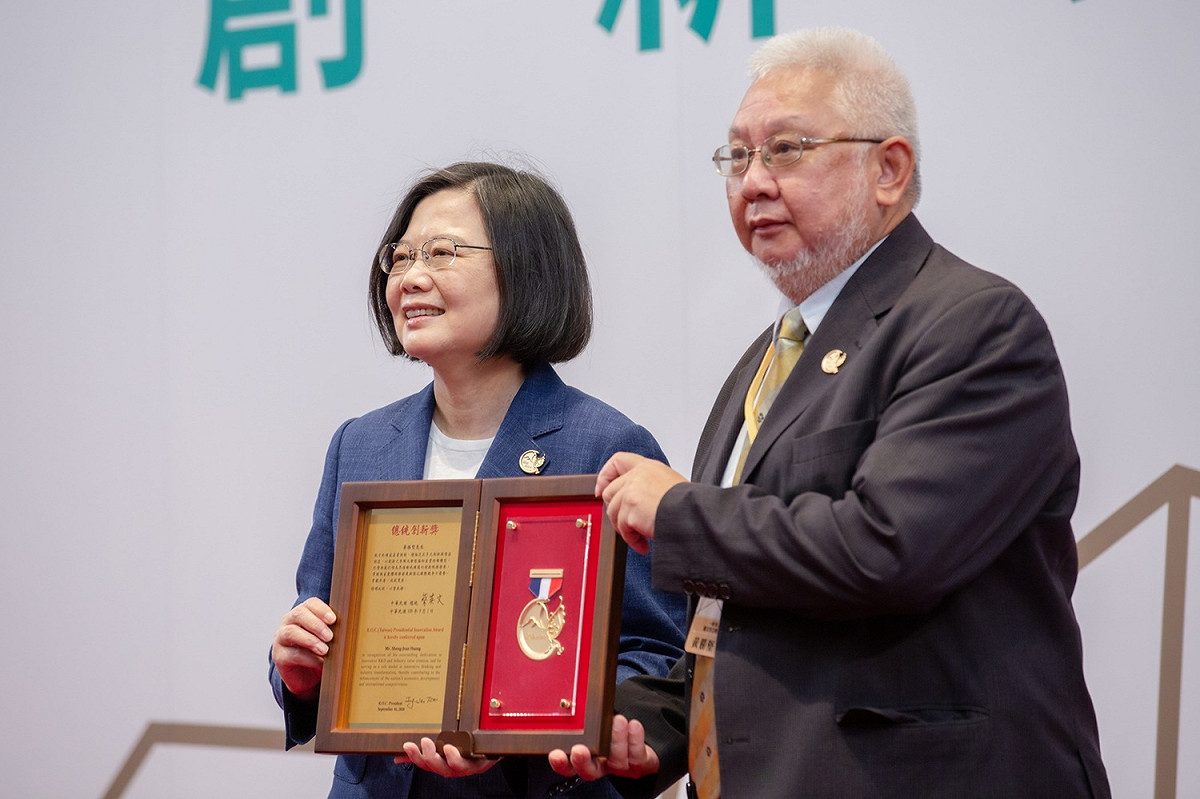 台北市立聯合醫院總院長黃勝堅( 右）獲得總統創新獎 圖：總統府提供