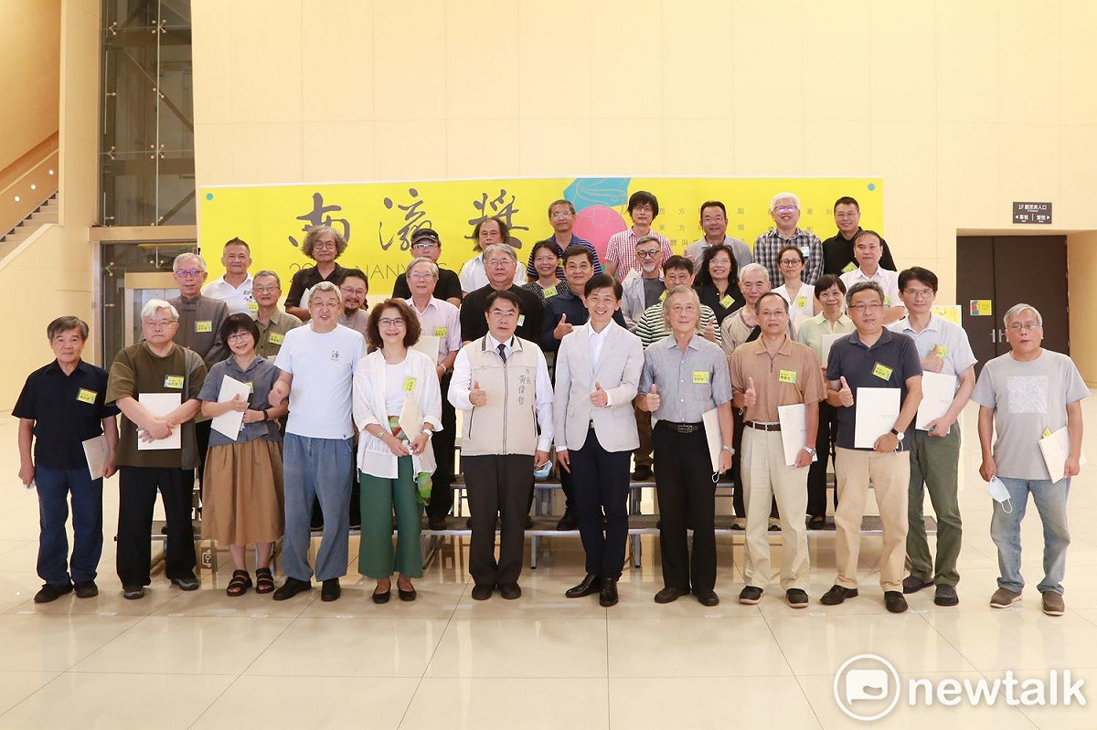 「南瀛獎」舉行複審及決選會議，台南市長黃偉哲特地出席頒發評審委員聘書，並感謝所有評委、工作團隊及志工夥伴的投入及付出。 圖：黃博郎／攝