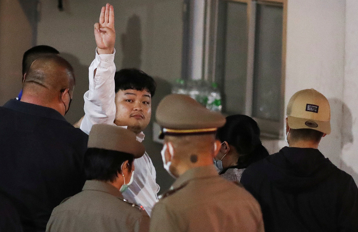 泰國學運學生領袖帕里（Parit Chiwarak）被警方逮捕時，單手高舉擺出「3隻手指」手勢。 圖：達志影像/路透社