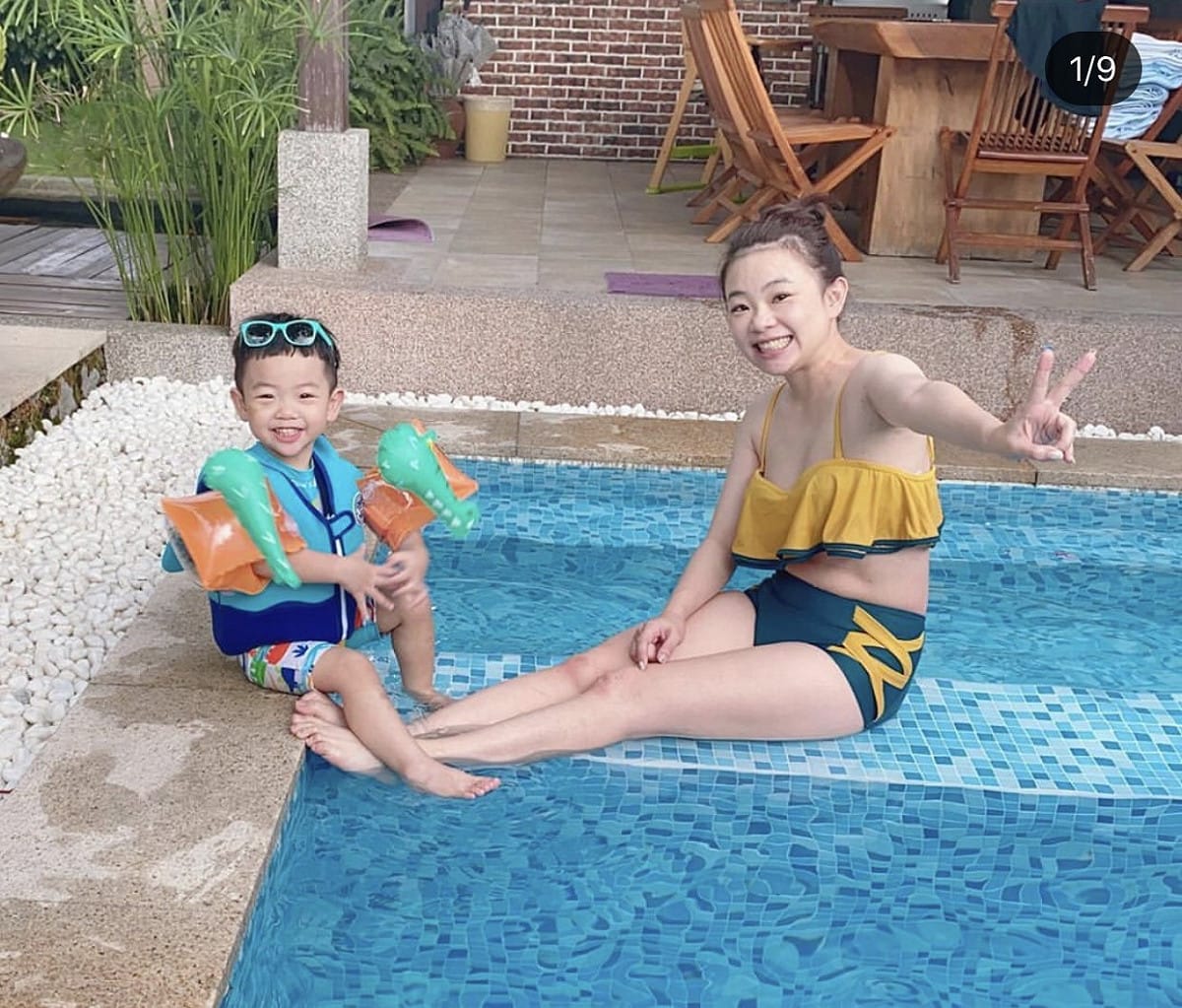 百萬YouTuber蔡阿嘎老婆二伯(右)，常在社群媒體分享與大兒子蔡桃貴(左)的互動。 圖：翻攝Instagram