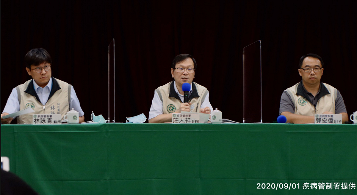 指揮中心發言人莊人祥（中）公布上海自台輸入病例疫調近況。 圖：疾管署/提供