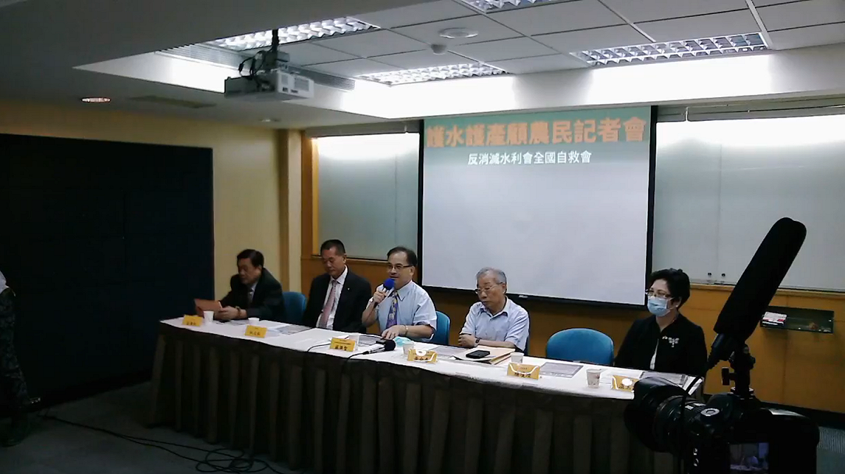 「反消滅水利會全國自救會」於今日上午召開「護水護產顧農民」記者會，出席者有前台南縣長蘇煥智（左三）反消滅水利會全國自救會長黃金春（右二）、嘉南水利會會長謝耀慶、顏東義，以及立法委員林文瑞、溫玉霞、翁重鈞。 圖：取自護水護產顧農民記者會影片