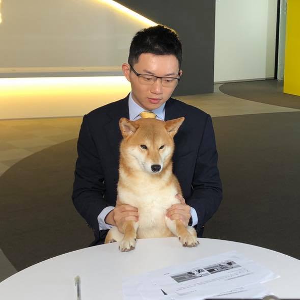 視網膜平常主持時都會帶著愛犬「柚子」一起同台。 圖：翻攝臉書粉絲專頁