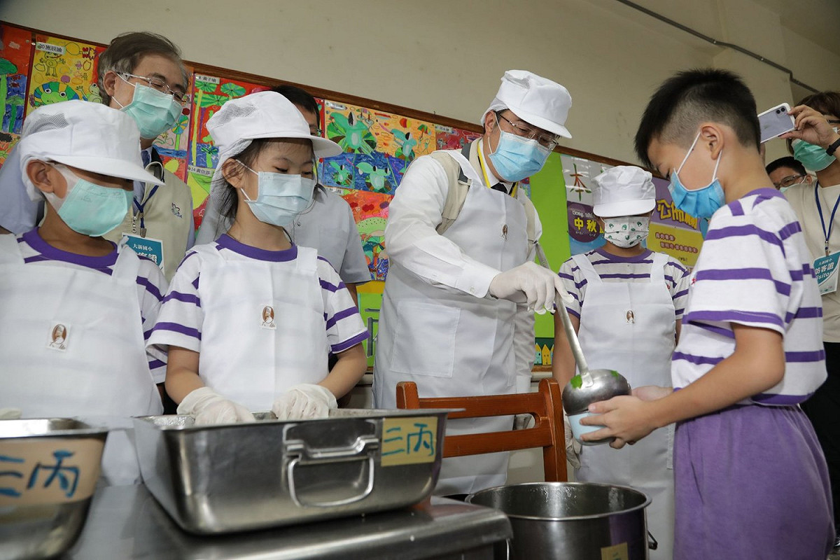 黃偉哲表示，照顧學生的健康是政府的責任，台南作為美食之都，更要為食安嚴格把關。 圖：取自黃偉哲臉書