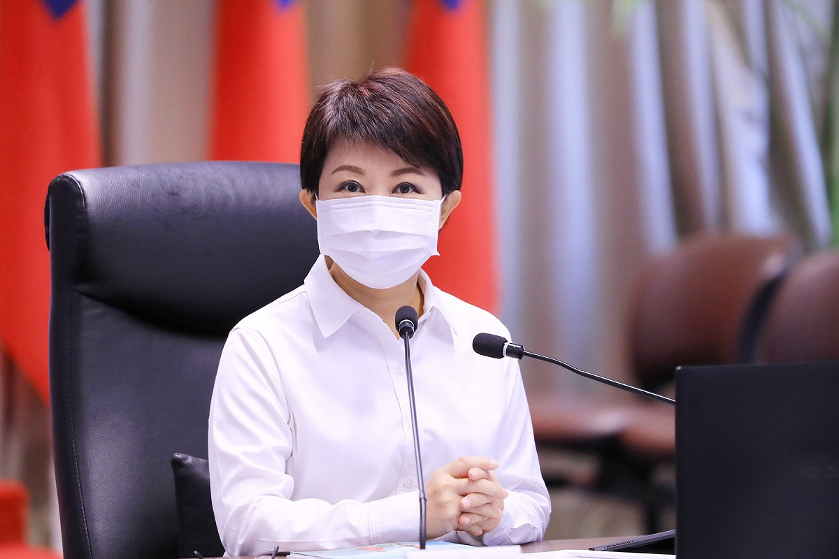 台中市長盧秀燕在市政會議上表示，為了維護人民健康，會依法行政確實落實本市自治條例。 台中市政府/提供