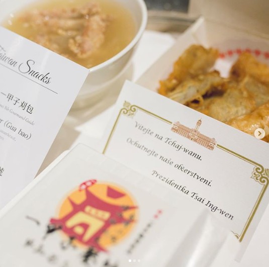 蔡英文透露她特地送了道地台灣小吃到飯店給捷克訪團享用。 圖：翻攝蔡英文臉書