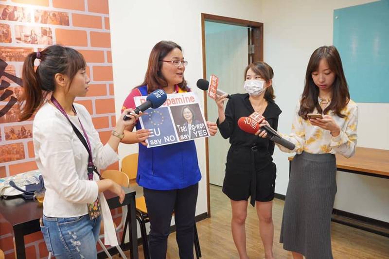 陳玉珍向媒體說明，攔下捷克參議員是為了傳達國民黨拒絕瘦肉精美豬進口的立場。 圖：陳玉珍珍愛金門臉書