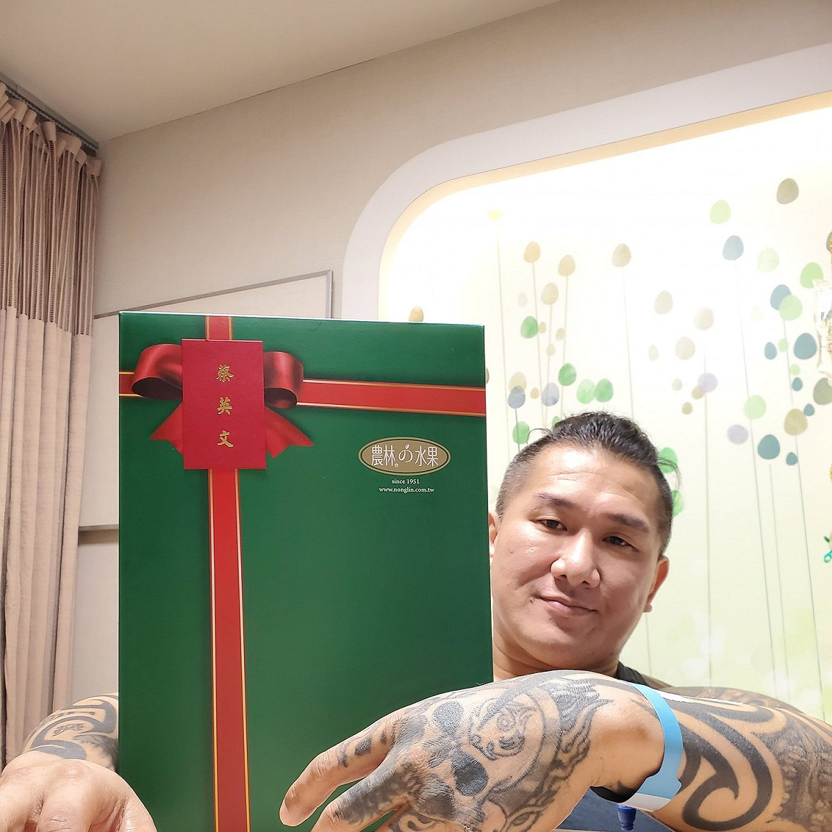 總統蔡英文送上水果禮盒慰問。 圖：翻攝自飆捍臉書