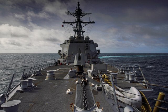 美國海軍第七艦隊，伯克級導彈驅逐艦「海爾賽號」（DDG-97 Halsey）日前例行性航行通過台灣海峽。 圖：翻攝自推特