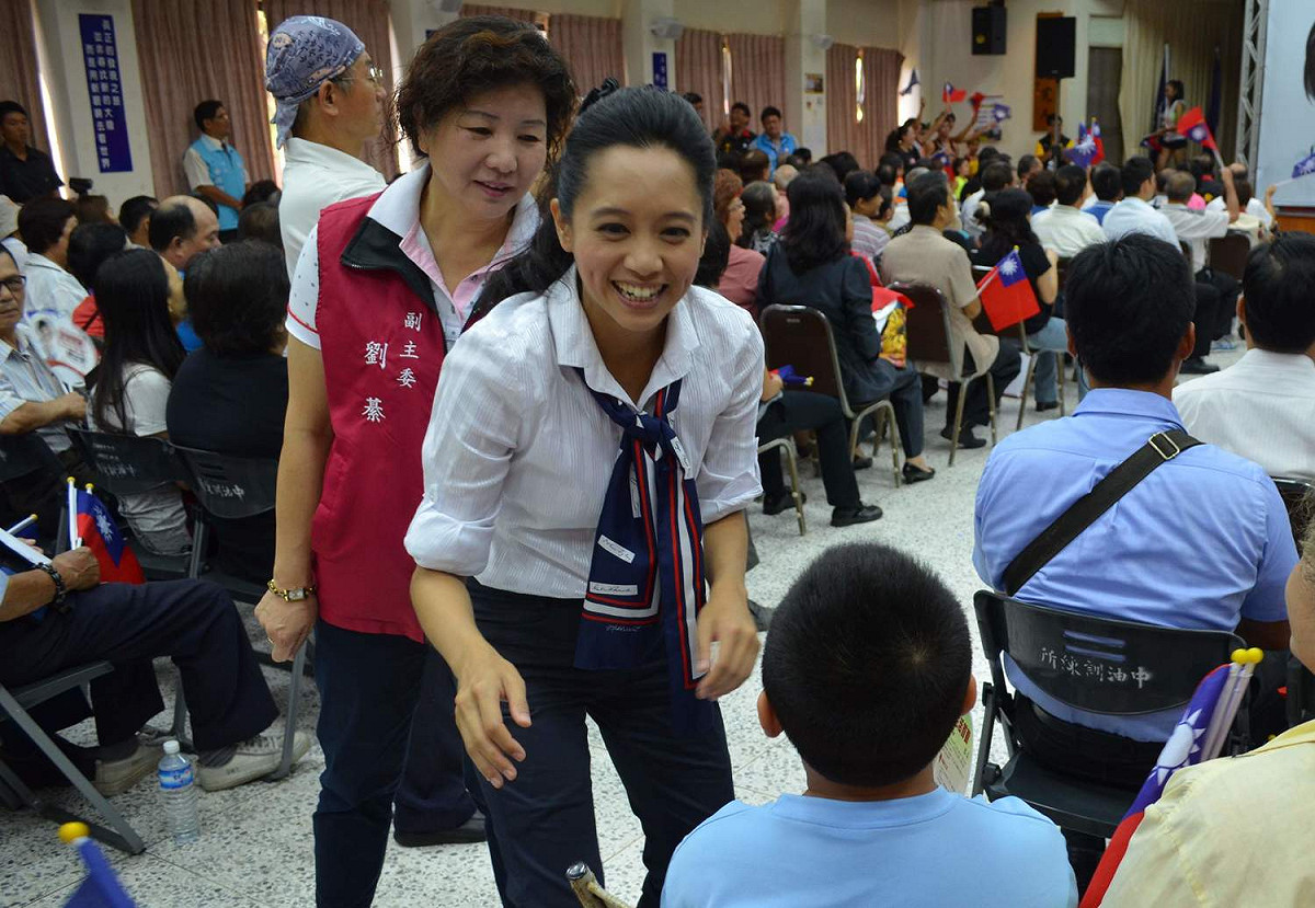 陳以真即將到嘉義縣吳鳳科技大學任教，圖為她競選嘉義市長時拜票的畫面。 圖：蔡坤龍/攝（資料照）