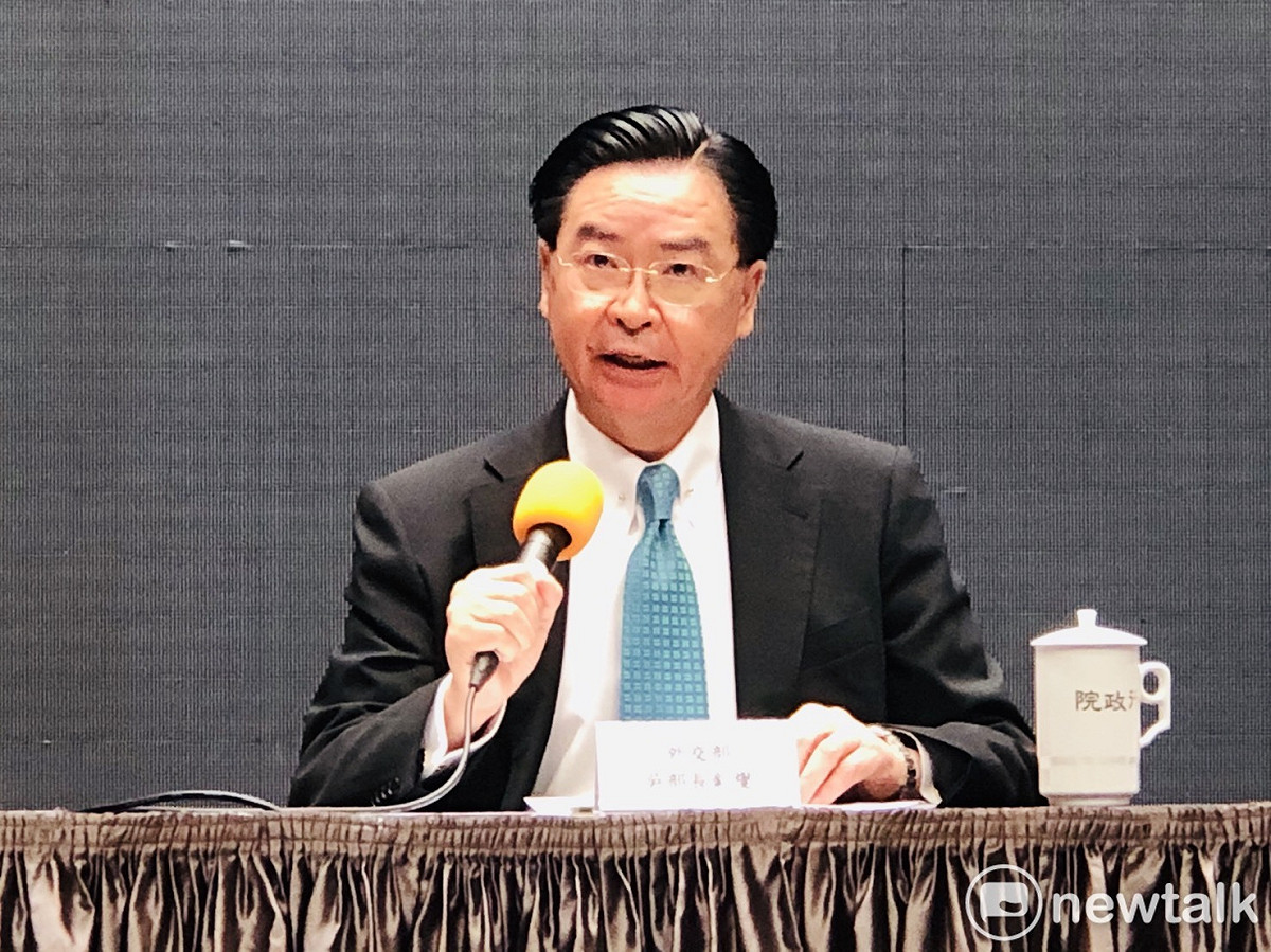 外交部長吳釗燮說明新護照設計。 圖：謝莉慧/攝
