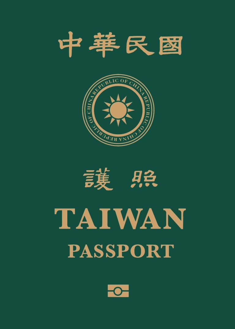 新版護照把TAIWAN字樣放大，並將「REPUBLIC OF CHINA」環繞於國徽外圈，以提升台灣辨識度。 圖：外交部提供