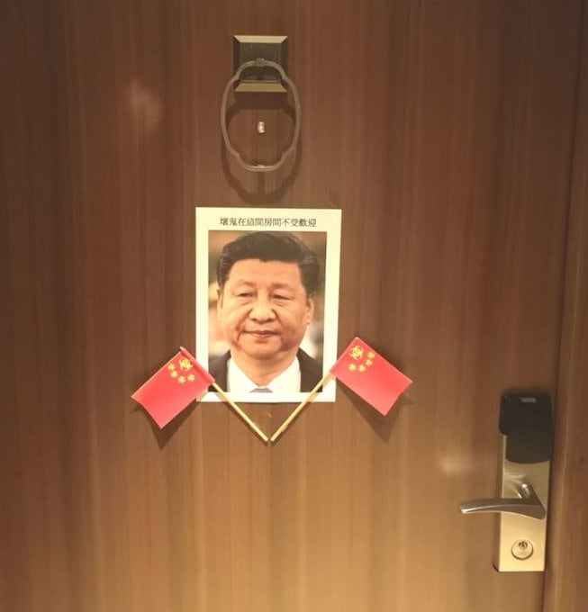 捷克團成員資深參議員艾勝班蘭納（Lumír Aschenbrenner）在房門口貼上習近平的照片。 圖：翻攝自Lumír Aschenbrenner臉書