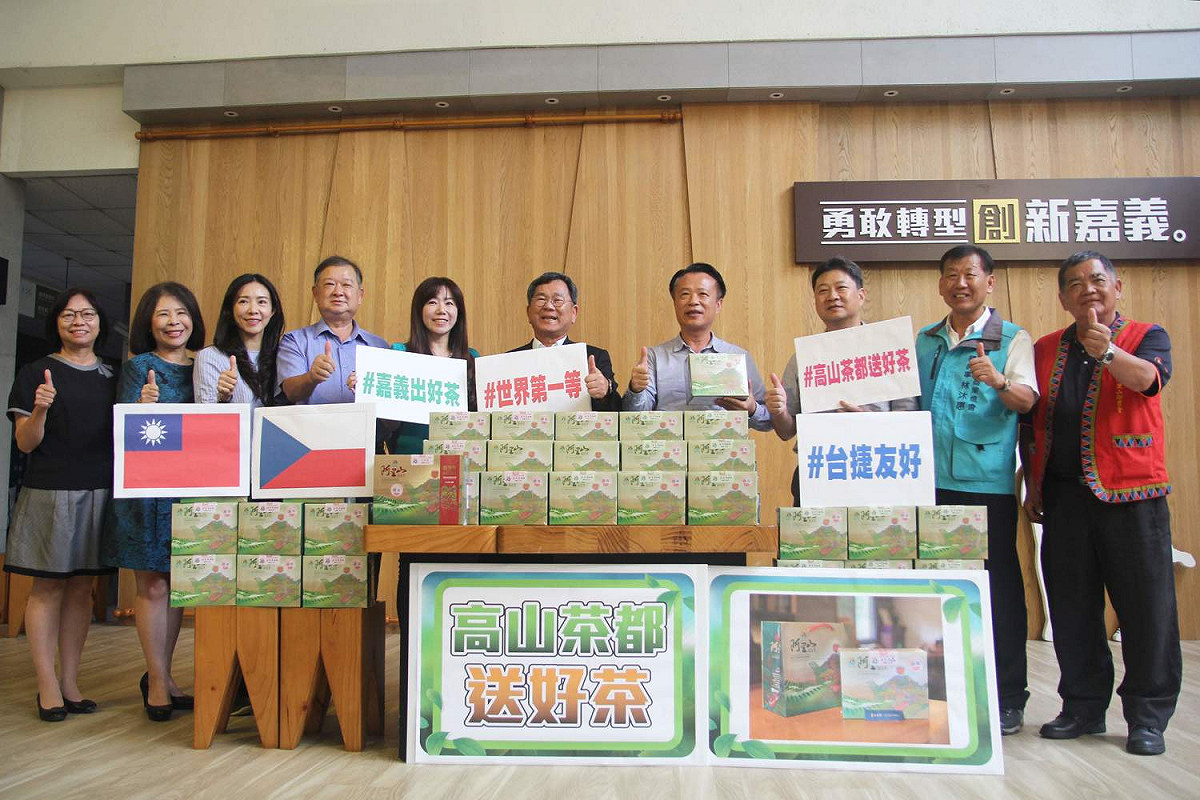 嘉義縣長翁章梁力挺台捷友好，宅配送嘉義縣高山好茶給捷克參訪團。 圖：嘉義縣政府/提供