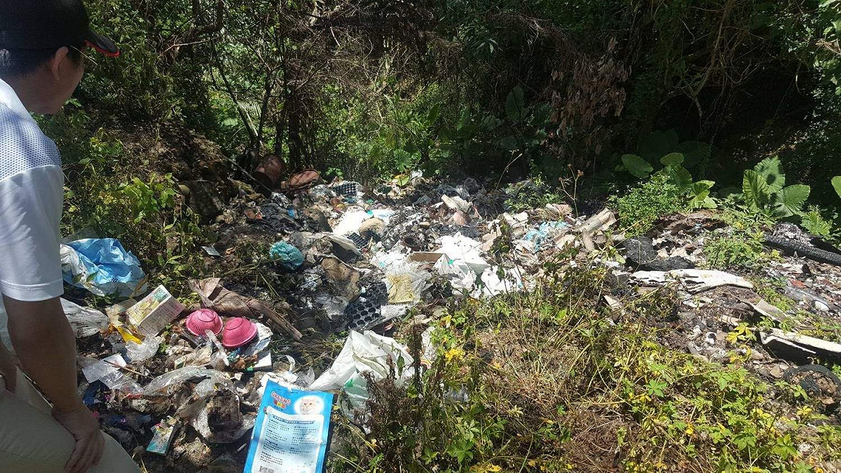 嘉義縣環保局等相關人員前往勘查番路鄉山區的「垃圾瀑布」。 圖：嘉義縣政府/提供
