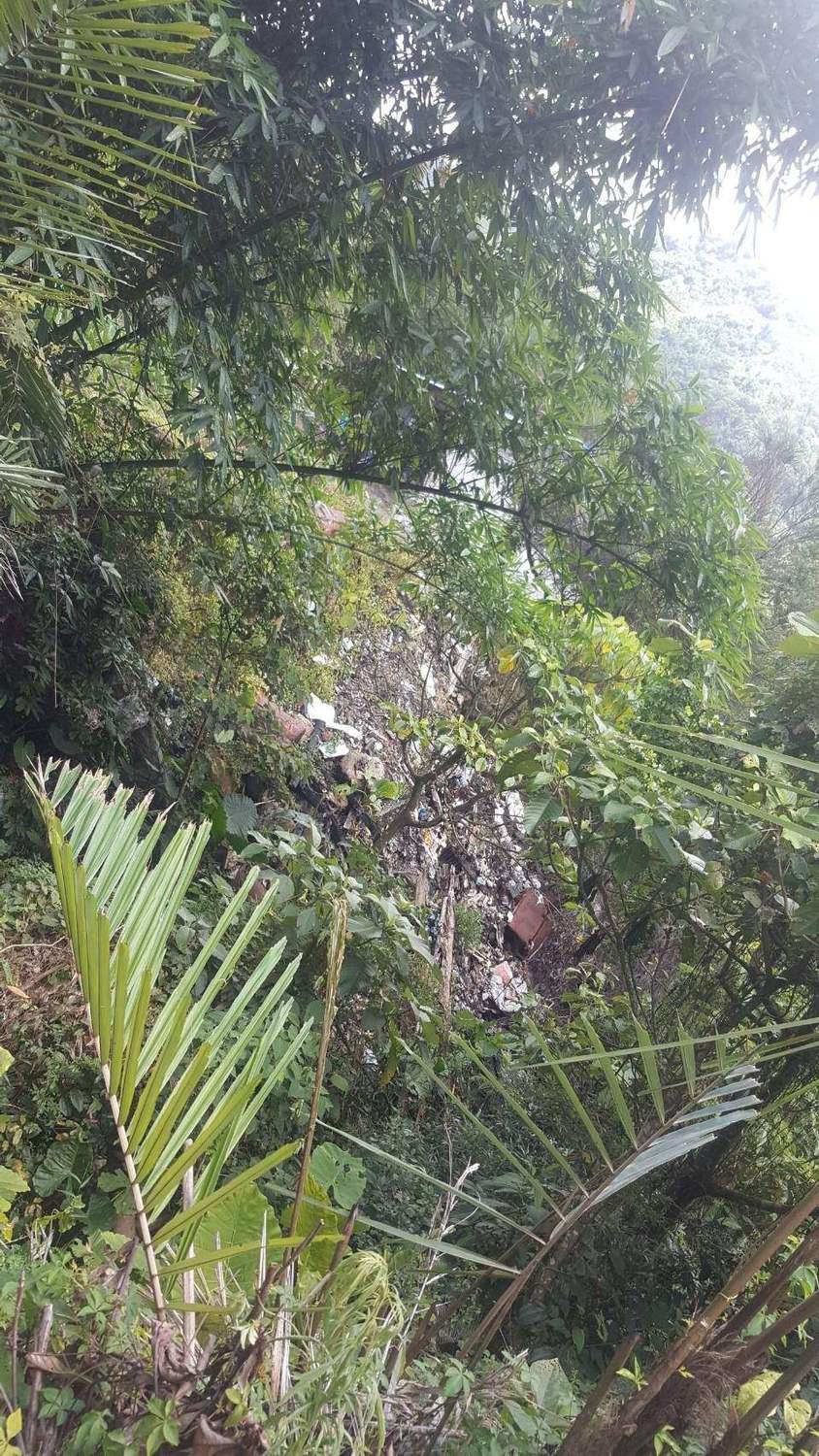 嘉義縣番路鄉山區被傾倒大量垃圾，像是「垃圾瀑布」。 圖：嘉義縣政府/提供