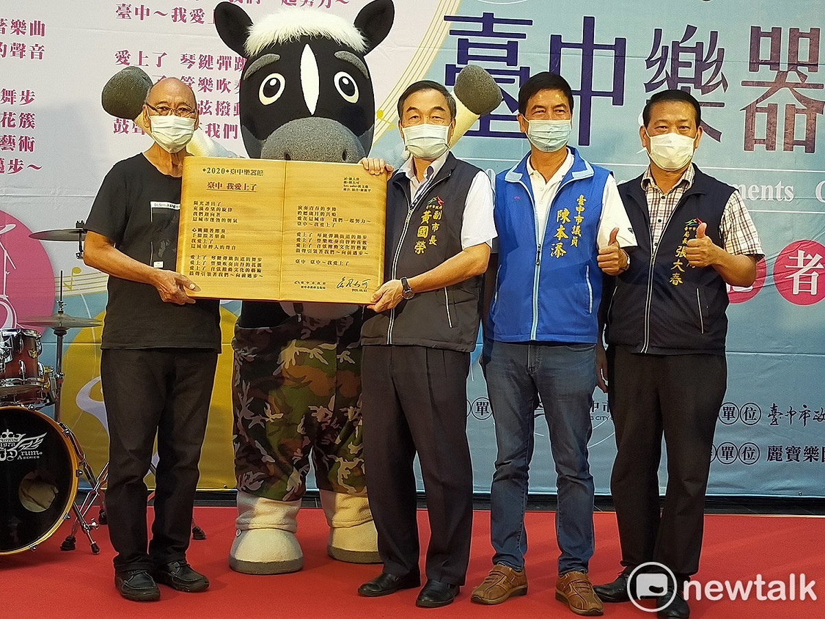 音樂人鈕大可（左一）將主題曲「台中，我愛上了」歌詞木刻版致贈給台中市政府。。 圖：唐復年／攝