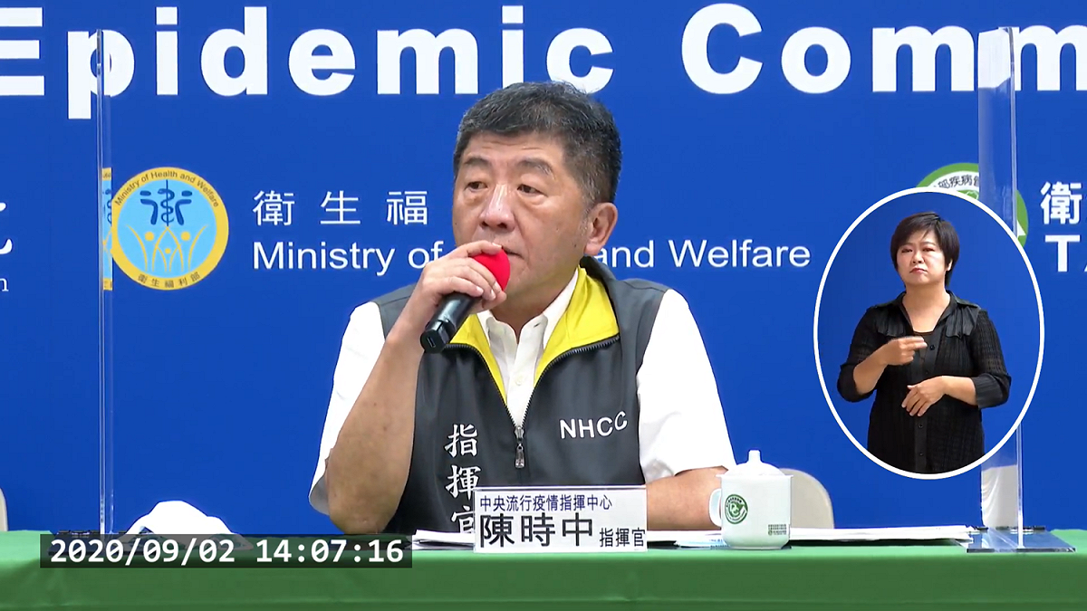 中央疫情指揮中心指揮官陳時中表示，會和學校溝通，不硬性規定學生上課配戴口罩。 圖：截圖自中央疫情指揮中心說明記者會