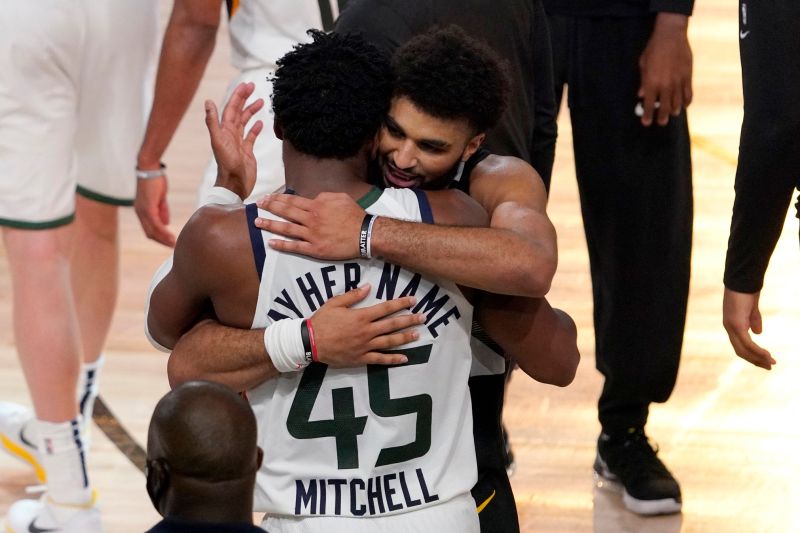 Jamal Murray和Donovan Mitchell在首輪系列賽英雄惜英雄，搶七戰結束後互相擁抱致意，場面讓人感動。 圖／美聯社／達志影像