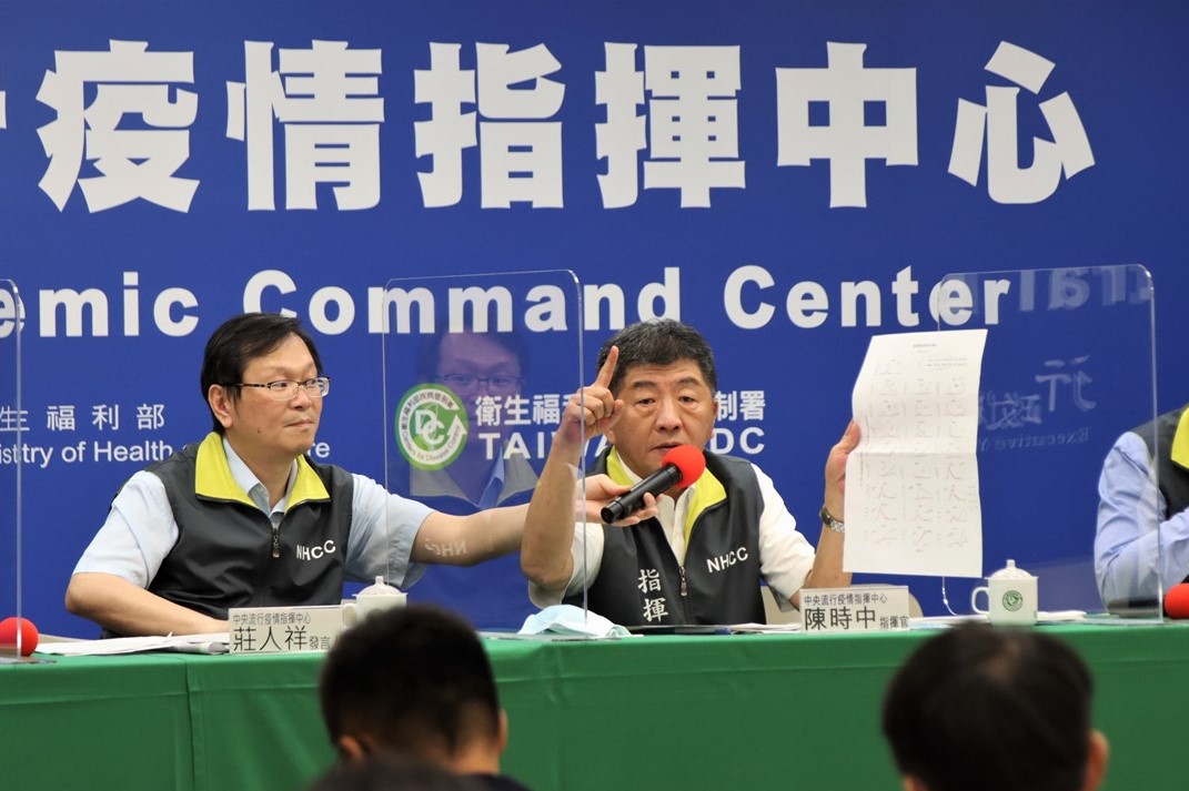 中央疫情指揮中心指揮官陳時中，和發言人莊人祥針對今日台灣輸出個案做回應。 圖：中央疫情指揮中心／提供