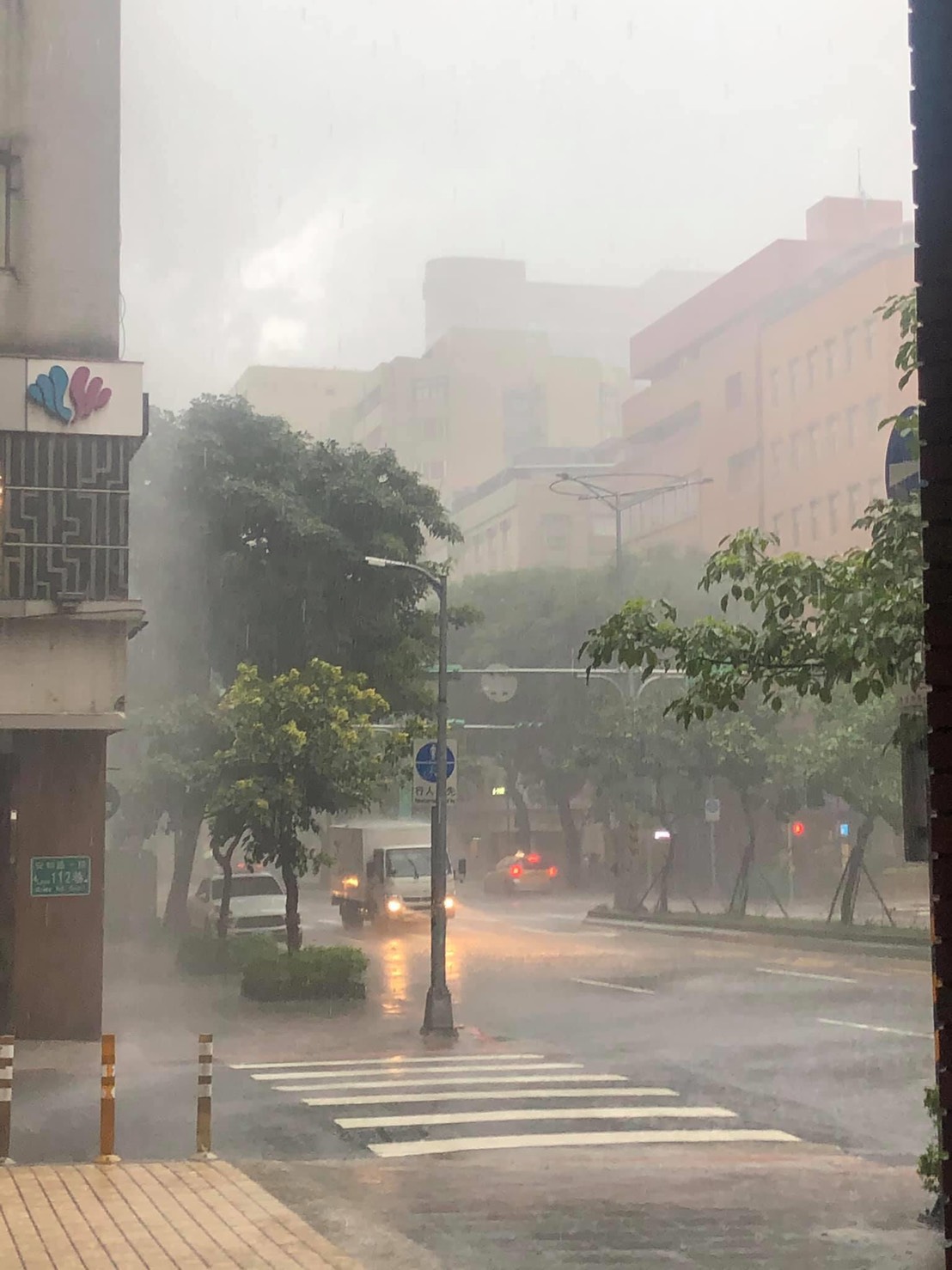 因東北風增強，中央氣象局今天下午針對18縣市發佈強風特報，其中北部及東北部4縣市連帶著大雨特報。 圖：楊瑾錚/攝