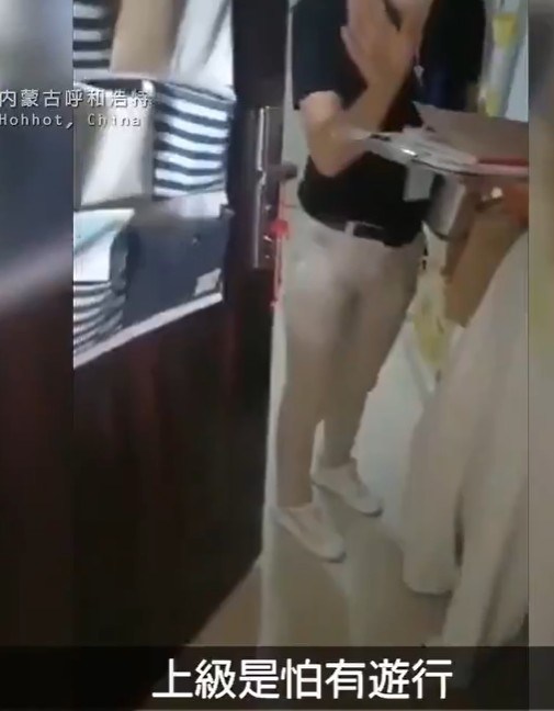 中國政府近日在內蒙古強推「雙語教育」，還派人登門告誡內蒙民眾別上街遊行抗議。 圖：翻攝推特