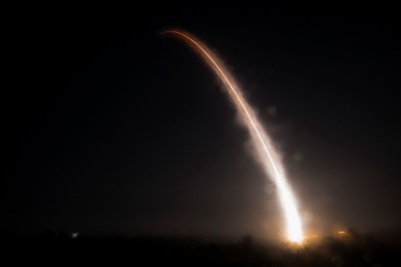 美國空軍宣布，2日凌晨在加州登堡空軍基地再度試射1枚無武裝的義勇兵3型洲際彈道飛彈，成功飛行6759公里到達目標。 圖：美國空軍圖片/Aubree Milks(資料照片)